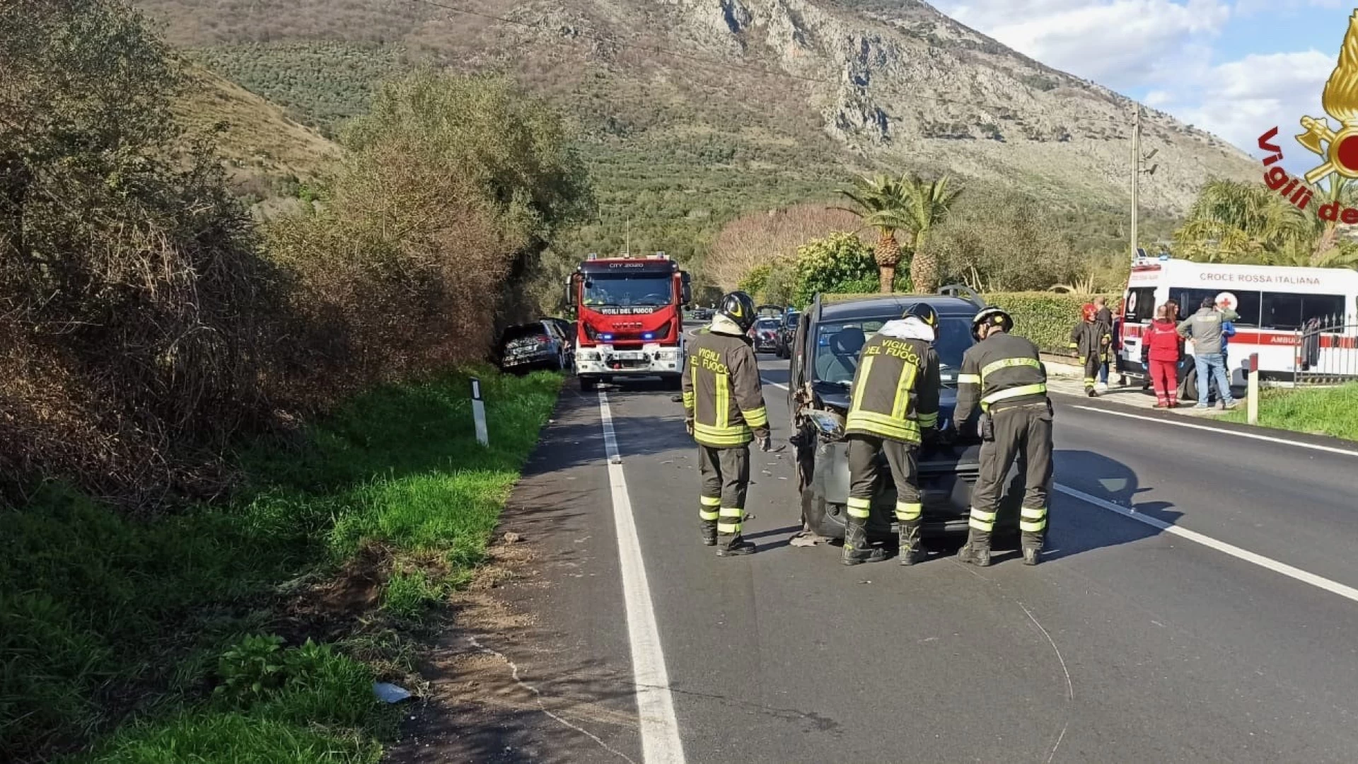 Venafro: scontro tra due auto sulla statale 6 Casilina. Intervengono i Vigili del Fuoco.